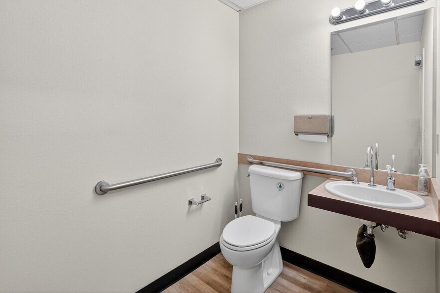 More Photos Of 4095 SW 144th Ave, Beaverton Medical For Lease