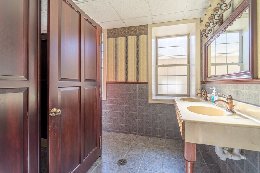 More Photos Of 9 Stewart St, Franklin Office For Sale