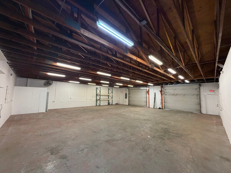 More Photos Of 1412-1414 Viscaya Pky, Cape Coral Warehouse For Lease