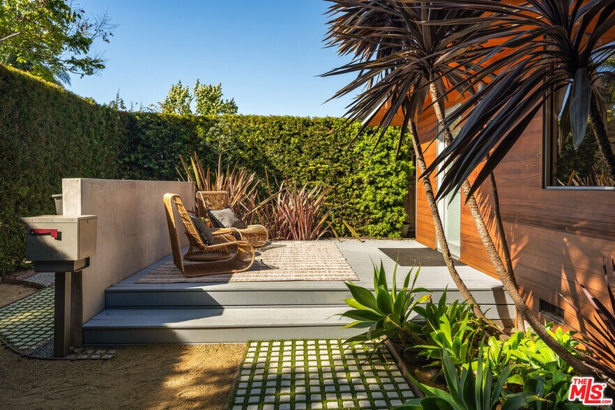 More Photos Of 1076 Palms Blvd, Venice Apartments For Sale