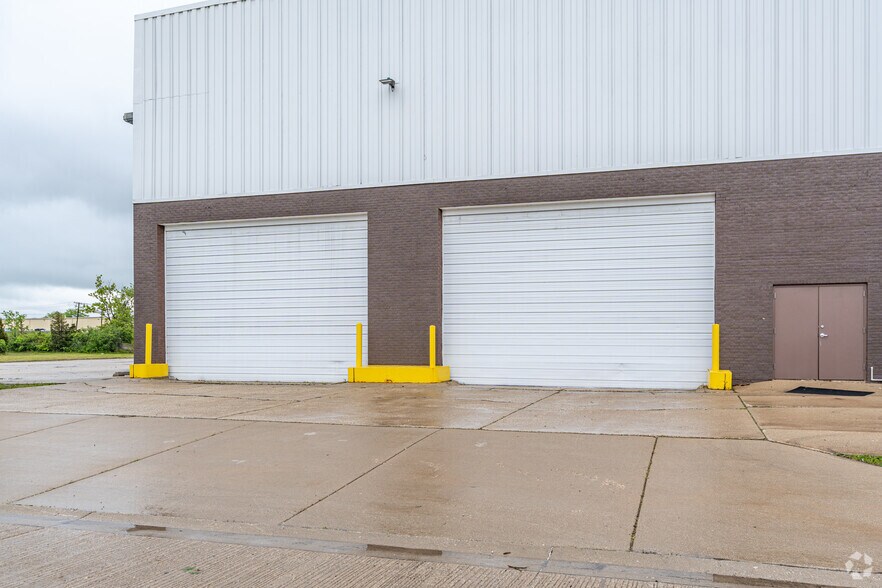 More Photos Of 520 Thomas Dr, Bensenville Manufacturing For Lease