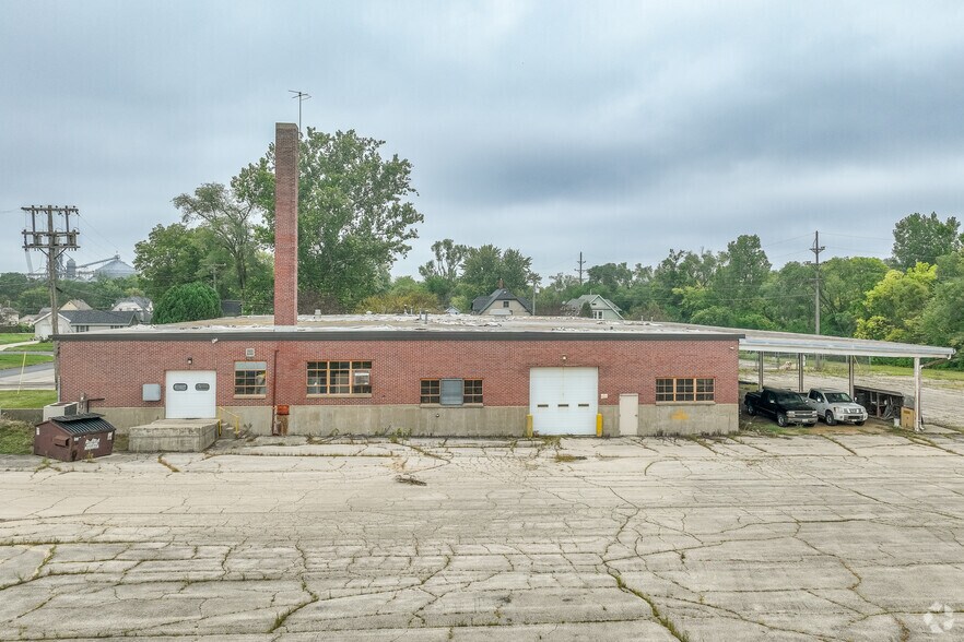 More Photos Of 947 E Clinton St, Freeport Warehouse For Sale