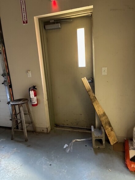 More Photos Of 160 S Turnpike Rd, Wallingford Light Distribution For Lease