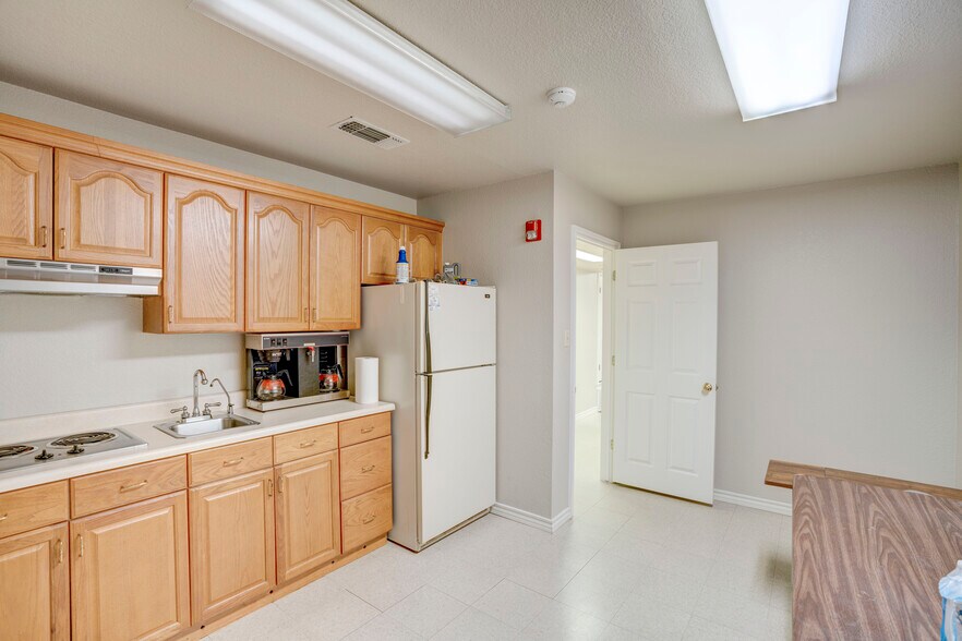 More Photos Of 2620 Carson St, Haltom City Light Distribution For Lease