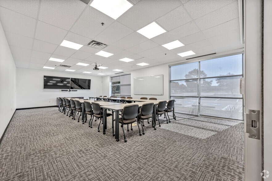 More Photos Of 4715 Mountain Creek Pky, Dallas Manufacturing For Lease