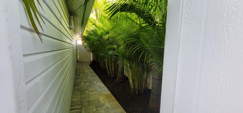 More Photos Of 3351 Bahia Vista St, Sarasota Storefront For Sale