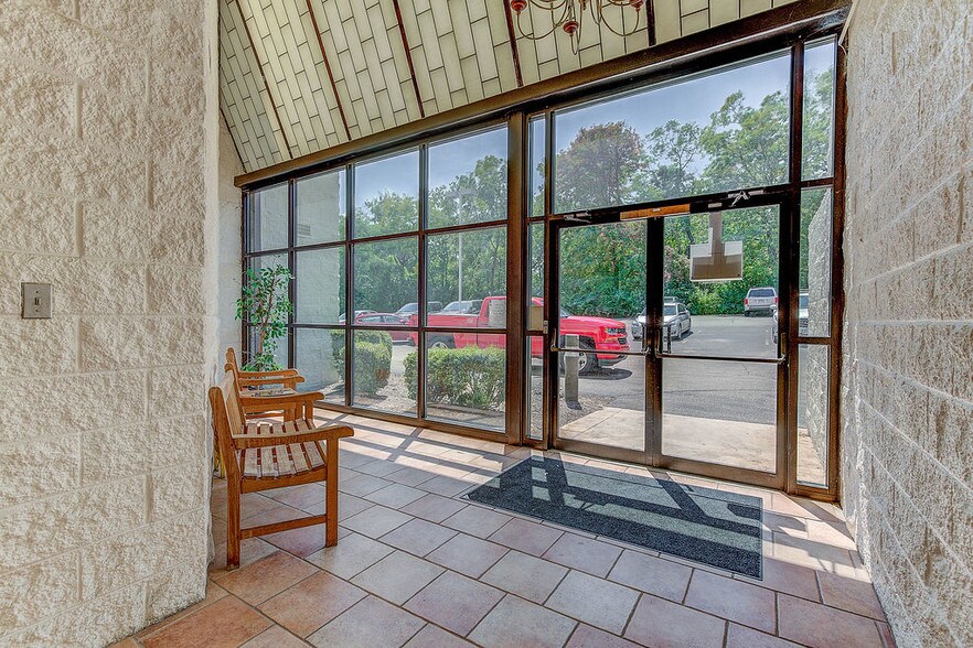 More Photos Of 375 Glensprings Dr, Springdale Office For Sale