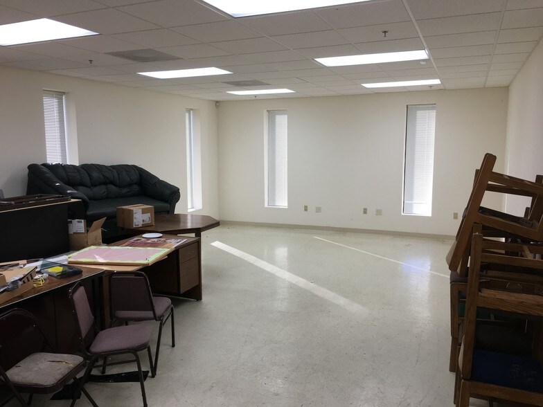 More Photos Of 408 Coles Cir, Salisbury Warehouse For Lease