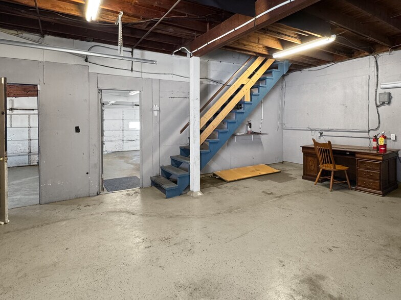 More Photos Of 129 E 5th St, Washington Showroom For Sale