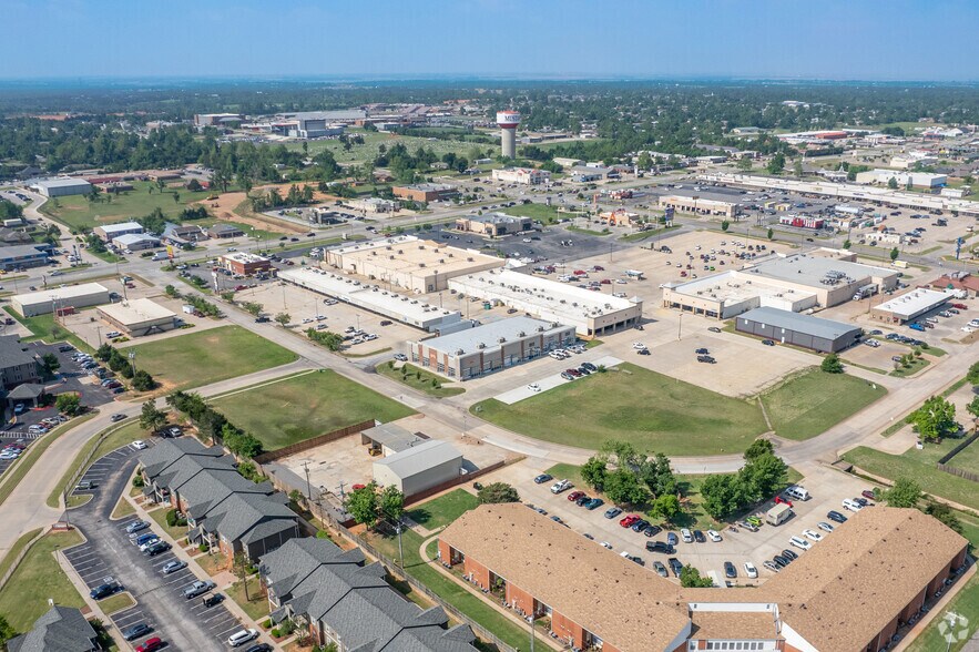 More Photos Of 317 N Trade Center Ter, Mustang General Retail For Lease