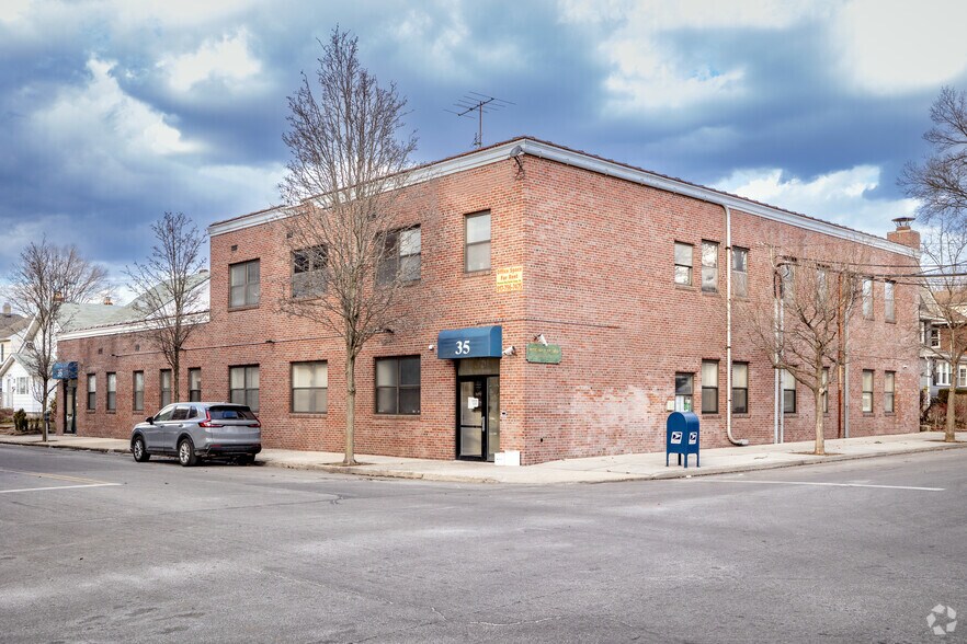 Primary Photo Of 35 N Tyson Ave, Floral Park Medical For Lease