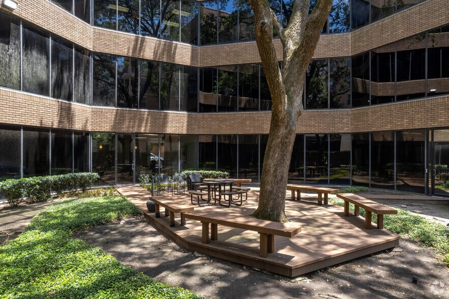 More Photos Of 1502 Augusta Dr, Houston Office For Lease