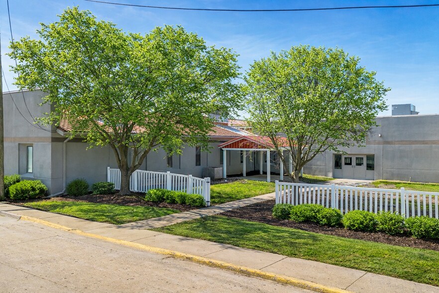 More Photos Of 1017 E 7th St N, Newton Office For Sale