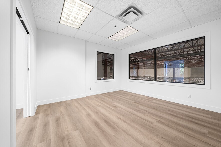 More Photos Of 8920 Fraserton Ct, Burnaby Warehouse For Lease