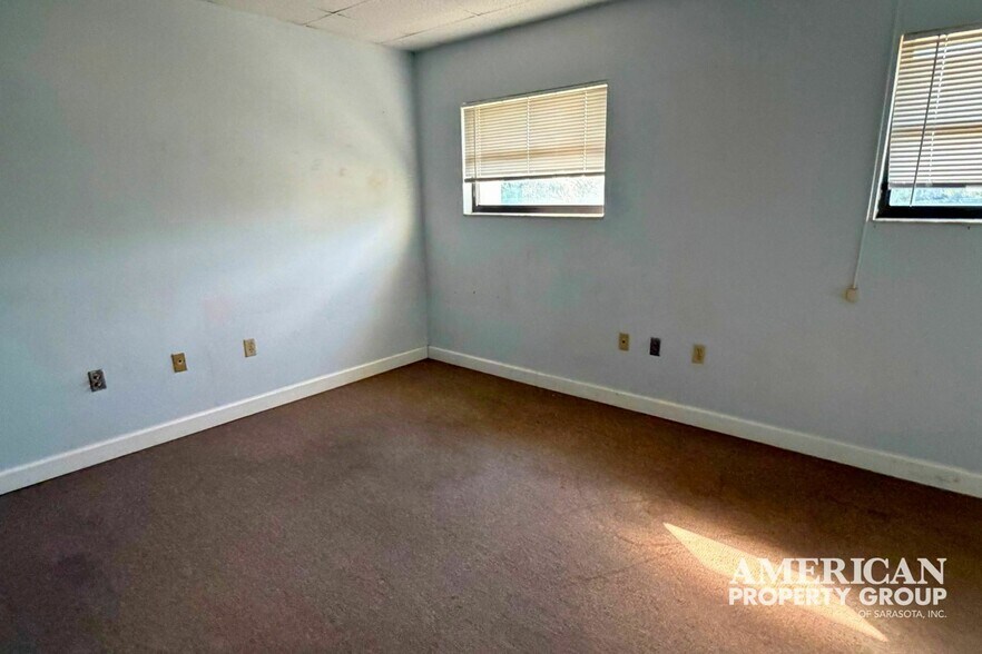 More Photos Of 4050 Middle Ave, Sarasota Warehouse For Lease