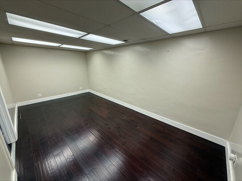 More Photos Of 216 S Main St, Monmouth Office For Lease