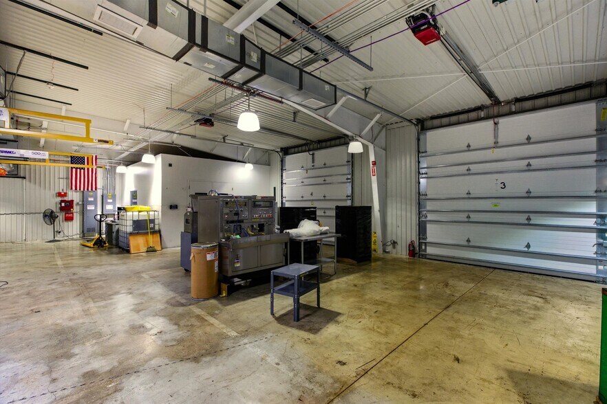 More Photos Of 3581 Mercantile Ave, Naples Manufacturing For Lease