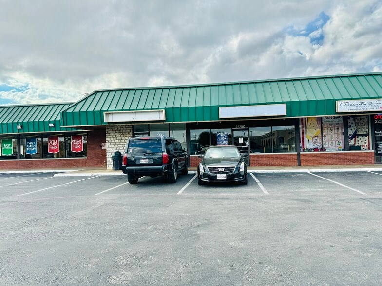 More Photos Of 2218-2222 S Bowen Rd, Arlington Unknown For Lease