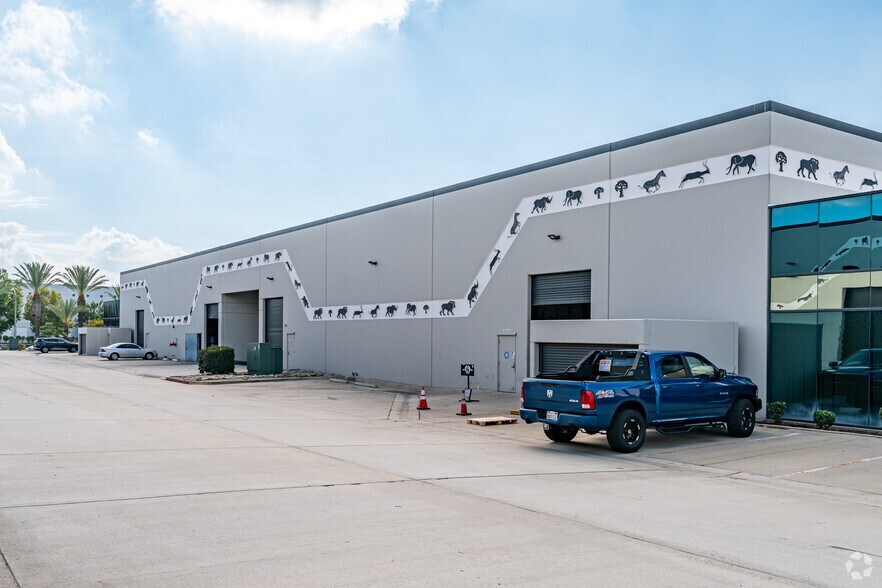 More Photos Of 2037-2077 S Vineyard Ave, Ontario Unknown For Lease