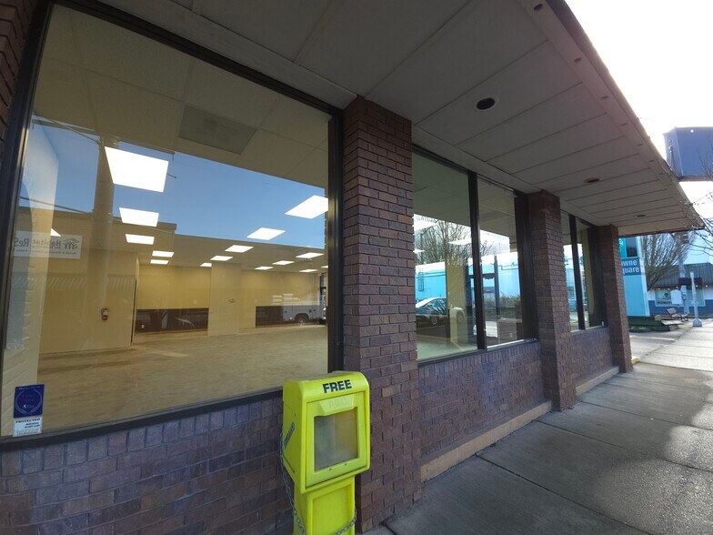 More Photos Of 11-41 E Ash St, Lebanon Storefront For Lease