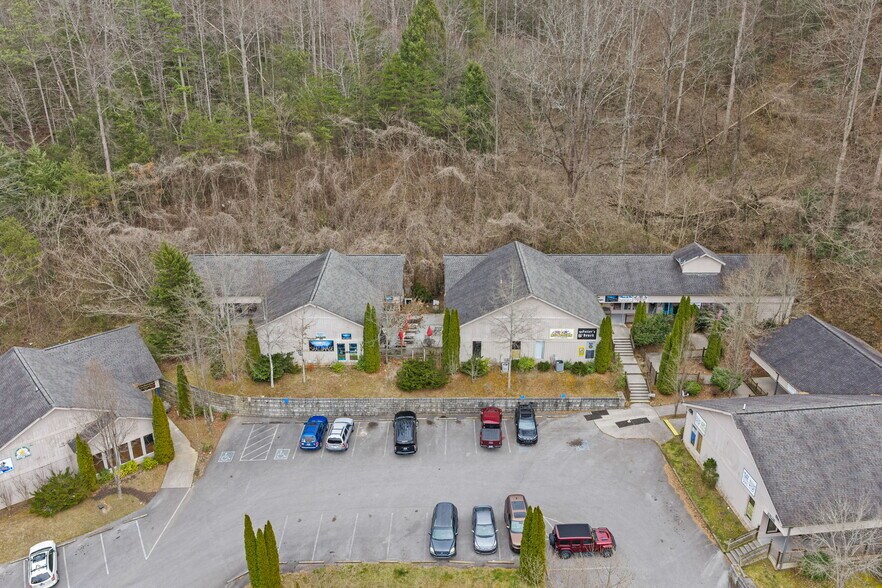 More Photos Of 170 Glades Rd, Gatlinburg Freestanding For Sale