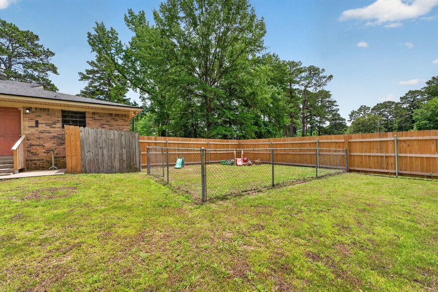 More Photos Of 109 Jasper Dr, Marshall Office For Sale