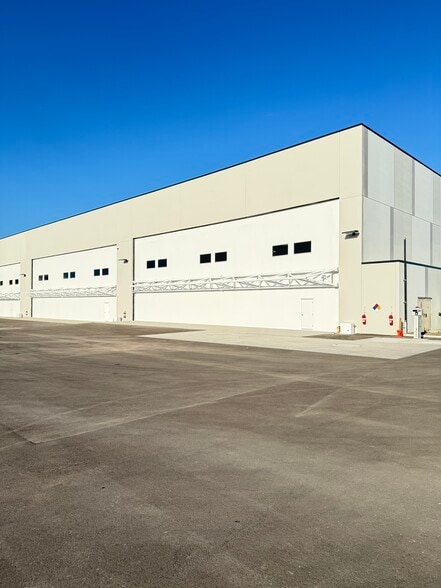 More Photos Of 7333 E Helm Dr, Scottsdale Airplane Hangar For Lease