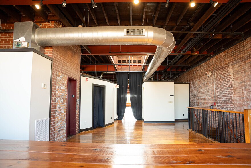 More Photos Of 146 Maxwell Ave, Greenwood Restaurant For Lease