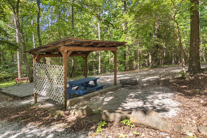 More Photos Of 621 Court St, Jasper Trailer Camper Park For Sale
