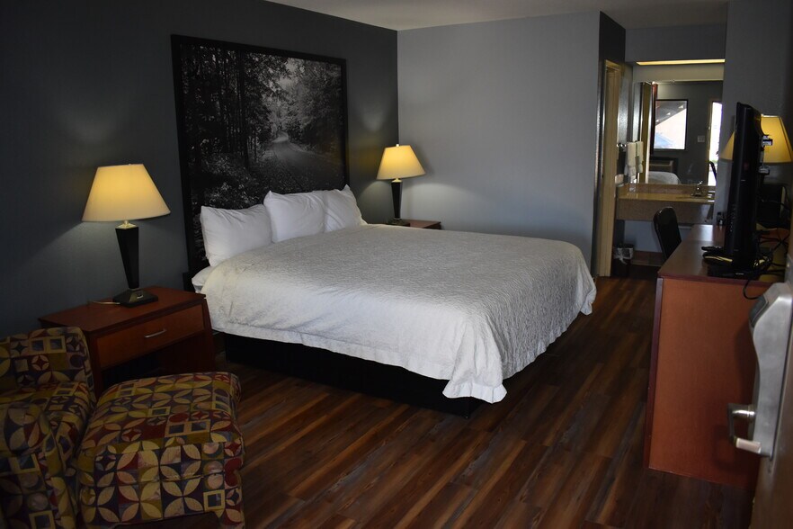 More Photos Of 321 N Mustang Rd, Yukon Hotel For Sale