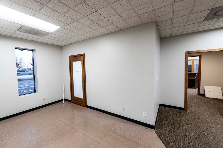 More Photos Of 1119 N 42nd St, Grand Forks Office For Lease