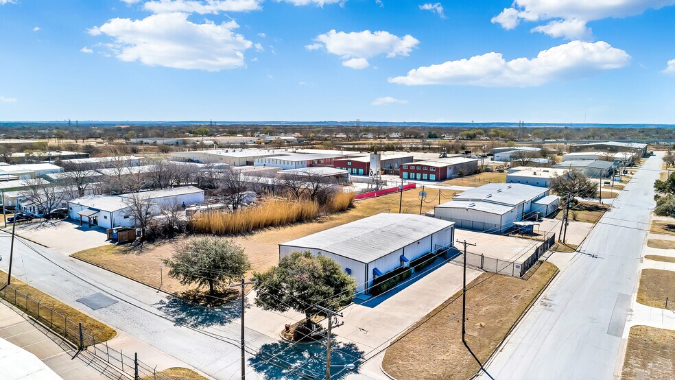 More Photos Of 4300 Garland Dr, Haltom City Warehouse For Lease