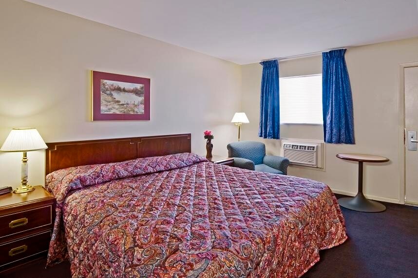 More Photos Of 1617 N Summit St, Arkansas City Hotel For Sale