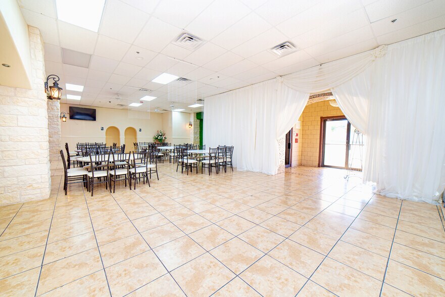 More Photos Of 819 Los Presidentes Ave, Laredo Storefront Retail Office For Sale