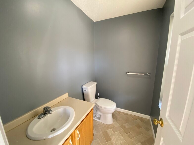 More Photos Of 27 S Main St, East Windsor Storefront Retail Office For Lease