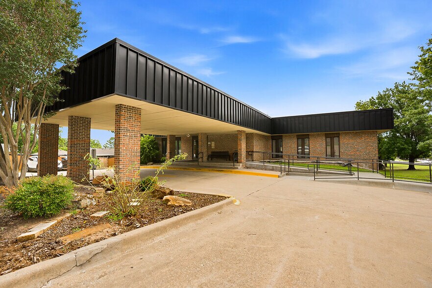 More Photos Of 1414 Arlington St, Ada Medical For Lease