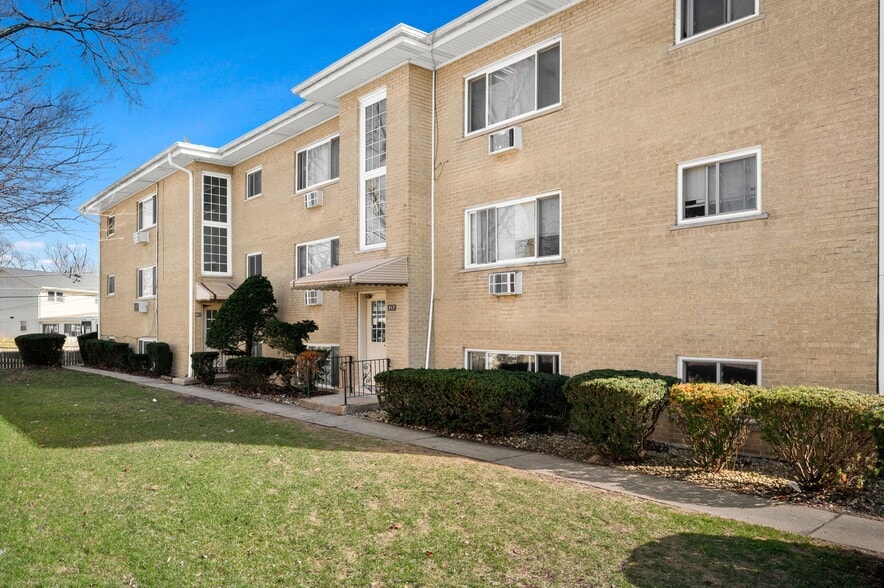 More Photos Of 501-507 Chicago Rd, Thornton Apartments For Sale