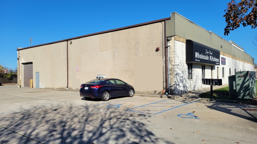 More Photos Of 697 Acorn St, Deer Park Warehouse For Lease