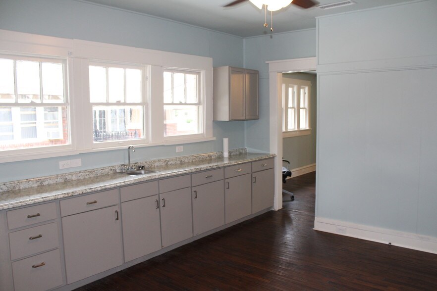 More Photos Of 2812 Hemphill St, Fort Worth Office For Sale