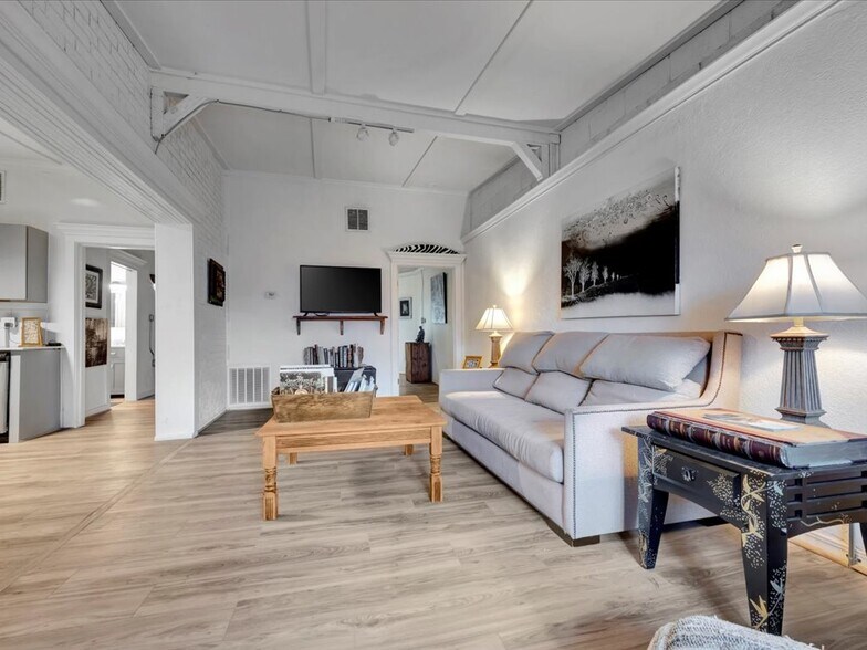 More Photos Of 132 Nacogdoches St, Center Storefront Retail Residential For Sale