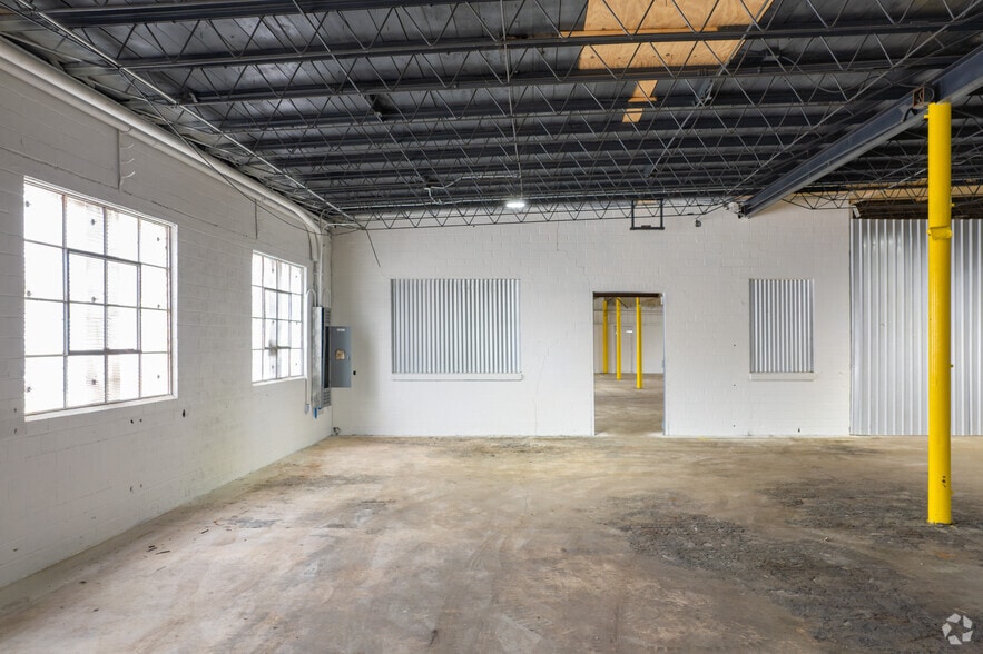 More Photos Of 5025 Jensen Dr, Houston Warehouse For Sale