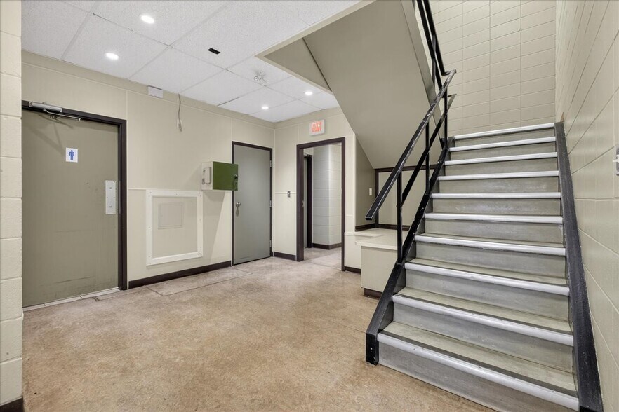 More Photos Of 11831 123 St NW, Edmonton Office For Sale