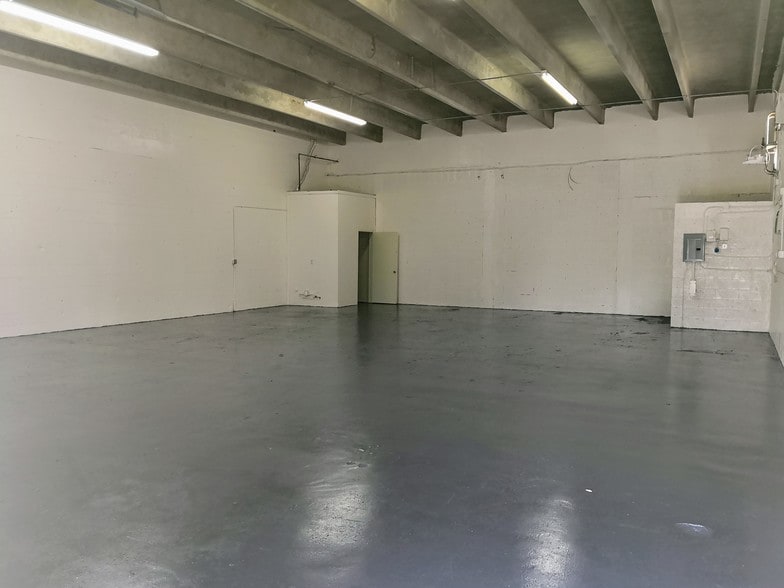 More Photos Of 5923 Anglers Ave, Fort Lauderdale Warehouse For Lease