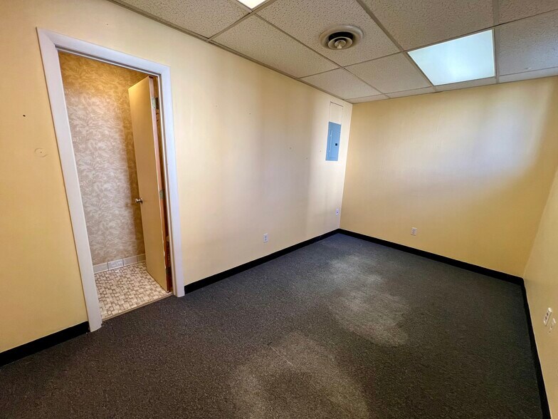 More Photos Of 41 Main St, Florence Loft Creative Space For Lease