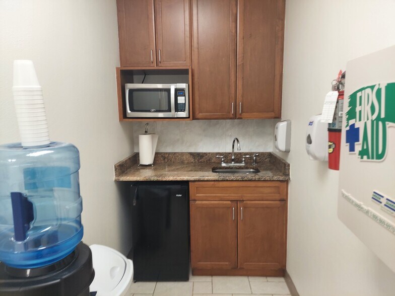 More Photos Of 330 Mears Blvd, Oldsmar Warehouse For Sale