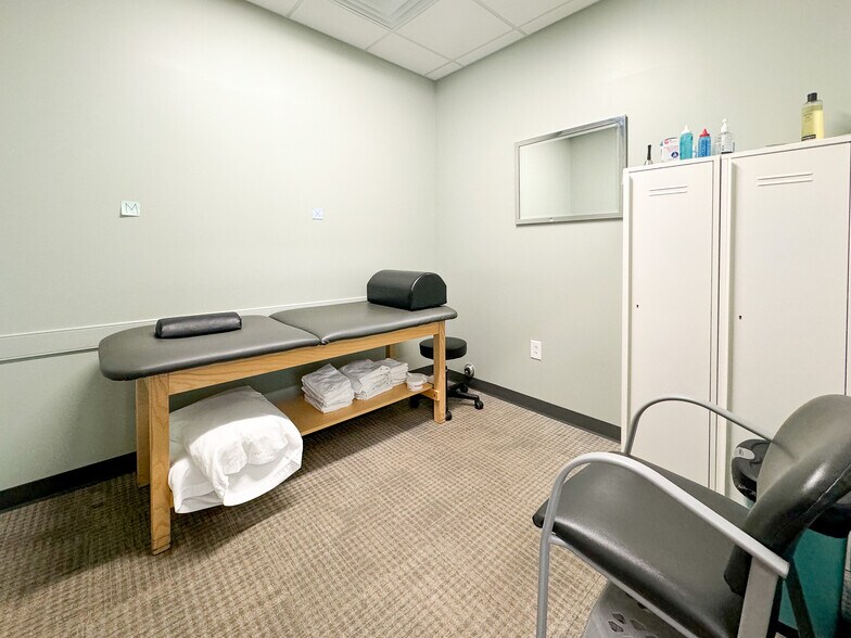 More Photos Of 1021 Darrington Dr, Cary Medical For Lease