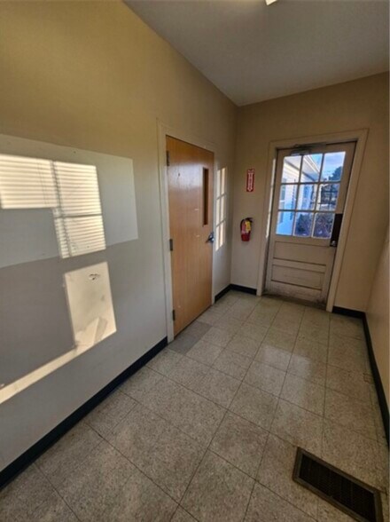 More Photos Of 412 High St, Ellsworth Office For Lease