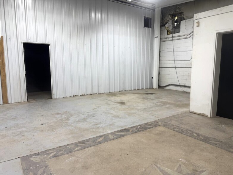 More Photos Of 1015 W Woodside St, Mcpherson Industrial For Sale