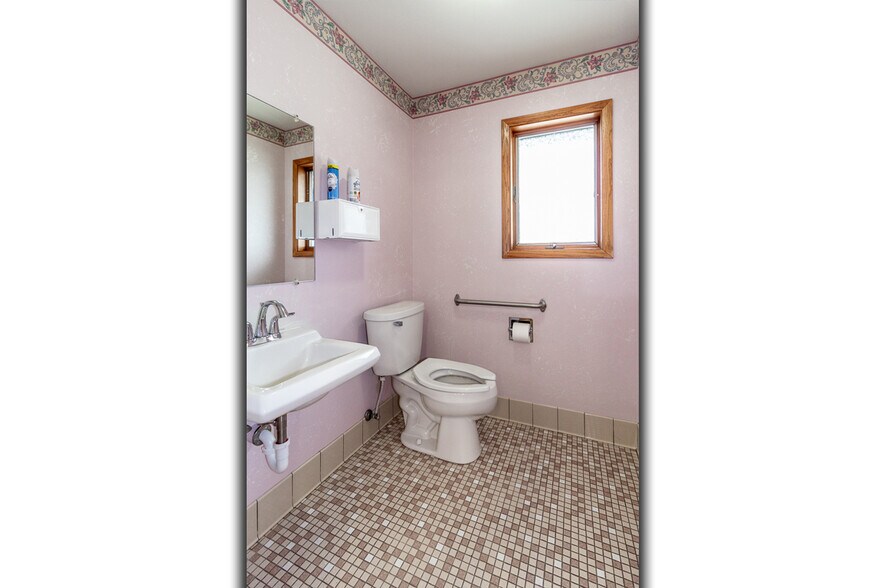 More Photos Of 104 S Main St, Marion Office For Sale