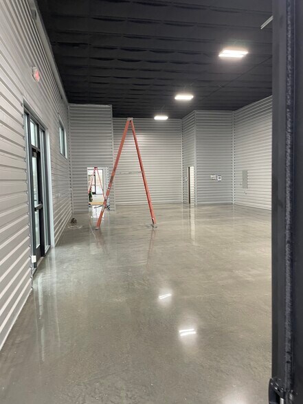 More Photos Of 510 N Service Rd, Saint Peters Flex For Lease